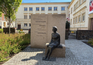 Pomnik Haliny Schwac przed Muzeum Tradycji Niepodległościowych