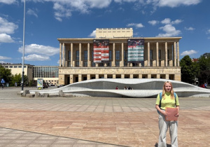 Uczennica prezentuje Teatr Wielki