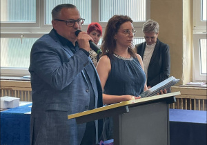 Nauczyciele przemawiający podczas zakończenia roku szkolnego