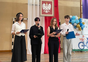 Uczniowie podczas apelu na zakończeniu roku szkolnego w sali gimnastycznej