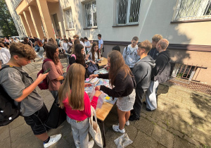 uczniowie sprzedający podręczniki