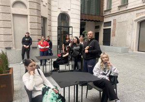 Uczniowie siedzący na patio