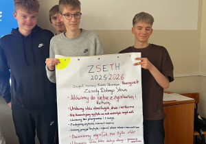 uczniowie trzymający kodeks