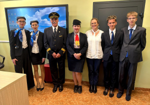 Uczniowie klasy 1ATP z wychowawczynią, panem pilotem i panią z kolei