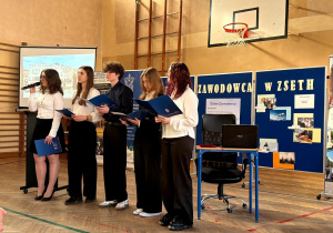 Uczniowie 4atp opowiadający o programie Erasmus