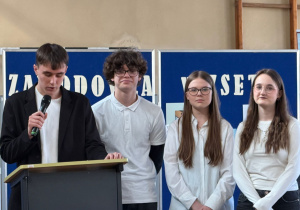Uczniowie realizujący projekt