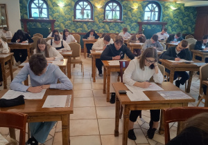 Finaliści podczas pisania testu