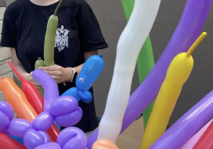 Uczennica formująca balony