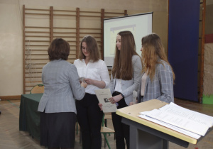 wręczenie dyplomów laureatkom konkursu na prezentację o Władysławie Grabskim