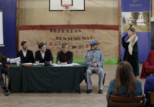 scena z przedstawienia-ikony XX-lecia międzywojennego: Witkacy, Dmowski, Szymanowski, Grabski, Piłsudski i Pawlikowska-Jasnorzewska - w role wcielili się uczniowie