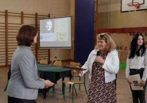 wręczenie dyplomów laureatkom konkursu na prezentację o Władysławie Grabskim
