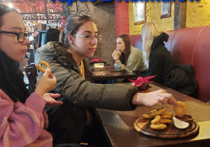 Uczniowie kosztują hiszpańskie tapas - krążki z kalmarów