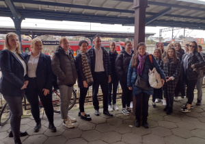 Grupa uczestników projektu podczas podróży na dworcu kolejowym