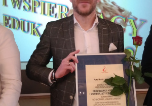 Dyrektor Hotelu Puro z aktem nominacji