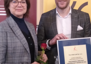 Dyrektor szkoły oraz dyrektor Hotelu Puro na gali wręczenia nagród
