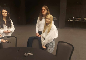 Uczniowie podczas przygotowania stołu i zastawy