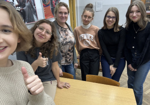 Młodzież wraz z nauczycielem biorąca udział w Innowacji w 2023 roku