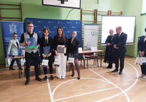 Zdjęcie uczniów wraz z nauczycielem na sali gimnastycznej, reprezentacja naszej szkoły