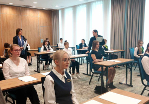 Etap pisemny konkursu - rozdawanie testu.