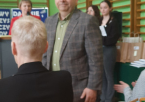 Gość promujący klasę patronacką.
