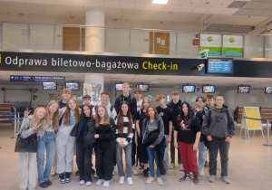 Uczniowie na wycieczce do Portu Lotniczego im. Władysława Reymonta w Łodzi