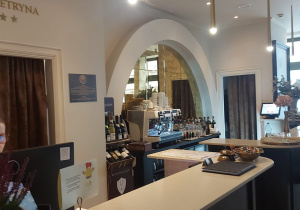 Recepcja hotelowa połączona z barem
