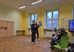 przykłady zastosowań VR i AI w magazynie