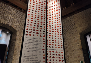Ekspozycja wiersza Johna McCrae z muzeum w Ypres