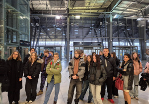 Grupa młodzieży Innowacji pedagogicznej przed punktem check-in.
