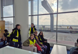 W salonie VIP prelekcja agenta General Aviation na temat lotów biznesowych.