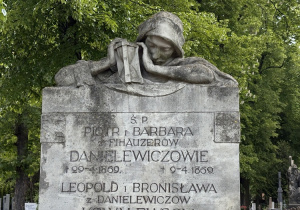 Płaczka z klepsydrą na nagrobku Danielewiczów na Starym Cmentarzu w Łodzi
