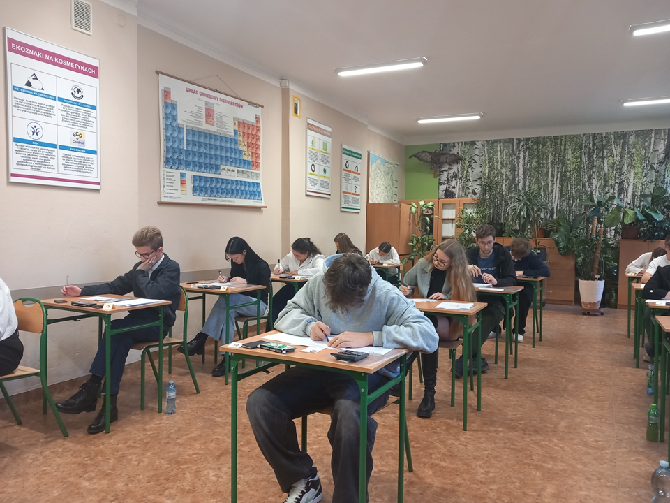 Uczniowie podczas etapu okręgowego w ZSETH