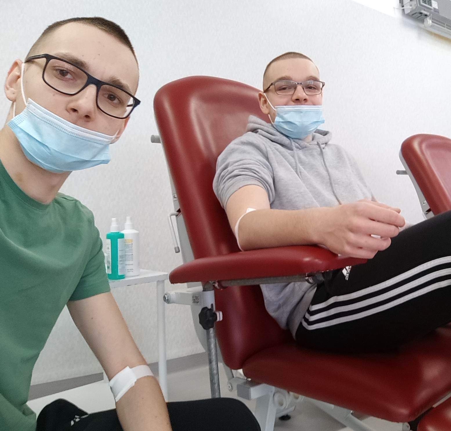 Dwóch Honorowych Krwiodawców w trakcie oddawania krwi w RCKiK w Łodzi