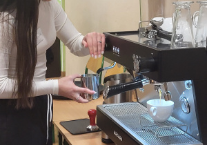 Pokaz baristyczny - robienie kawy z ekspresu