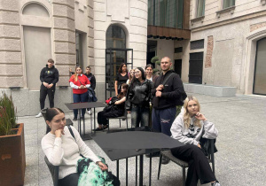 Uczniowie siedzący na patio