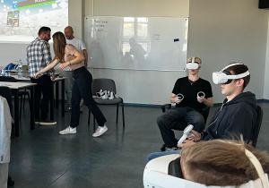 Uczniowie korzystający z okularów VR