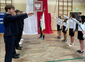 Uczniowie pierwszych klas składający ślubowanie
