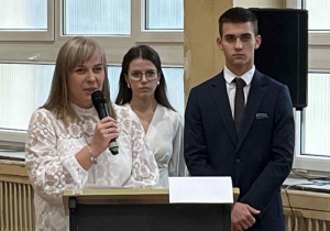 Pani Dyrektor przemawiająca podczas apelu
