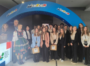 Uczniowie klasy III ATT z opiekunami ze szkoły i Patrona - ROT WŁ podczas Konferencji "Rowerem przez Łódzkie"