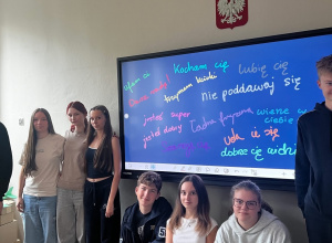 Uczniowie z kodeksem dobrego słowa