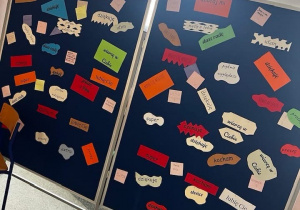 Słowa wypisane na tablicy korkowej