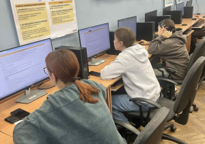 Uczniowie piszący olimpiadę