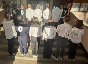 Uczniowie z napisem na plecach Kochamy Polskę