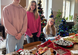 Uczniowie, którzy rozdają jedzenie