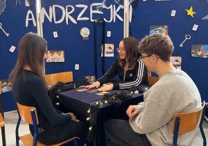 Uczniowie czekający na wróżby