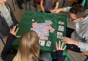 Uczniowie wróżący z kart