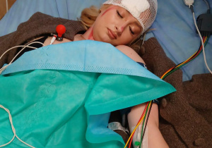 Uczennica udająca uraz głowy