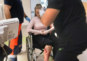 Uczennica udająca uraz