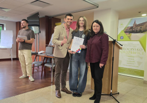 nasza uczennica odbierająca certyfikat