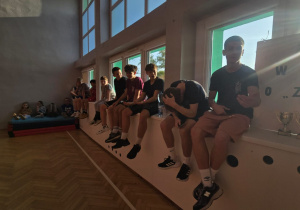 Uczniowie czekający na mecz